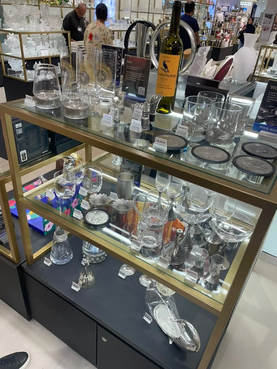 Royal Selangor barware og drinkware display med karafler og whiskyglass